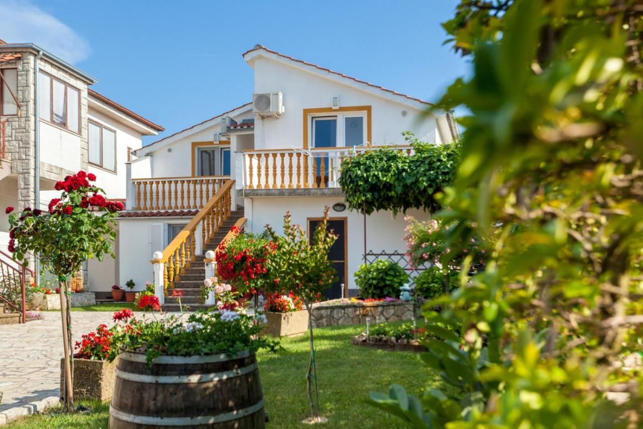 Apartman Luni Sa Bazenom - Malinska, Sveti Anton Sveti Anton  Exterior foto