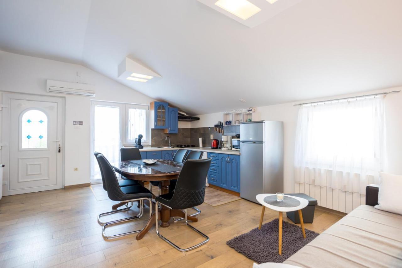 Apartman Luni Sa Bazenom - Malinska, Sveti Anton Sveti Anton  Exterior foto